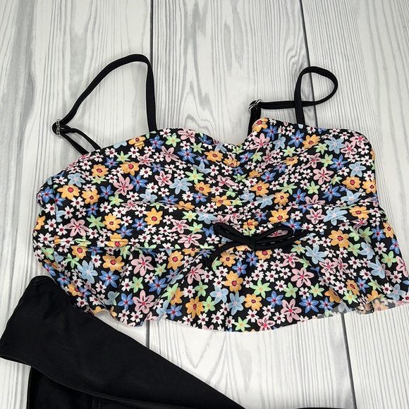 Girls' 'Itty Bitty Daisy Flounce' Midkini Set - art class - Picture 6 of 7